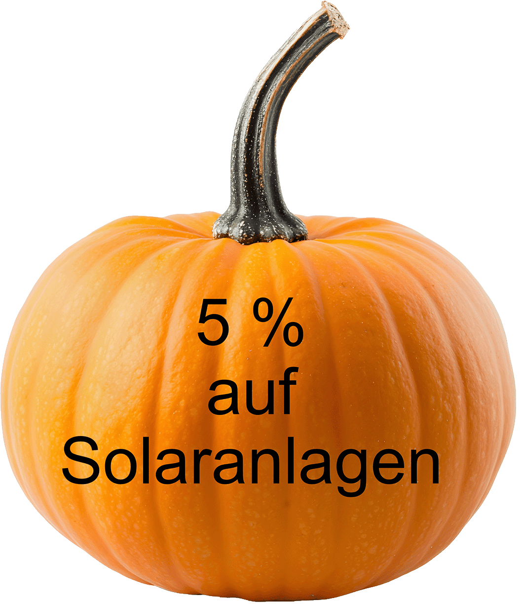 Orangefarbener Kürbis mit schwarzem Stiel, Text: „5 % auf Solaranlagen“.