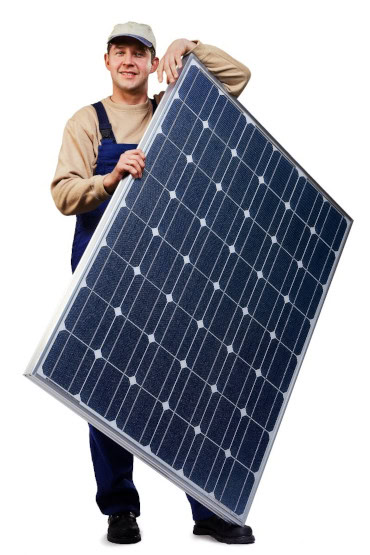 Ein Photovoltaik-Experte hält ein Solarmodul einer PV-Anlage