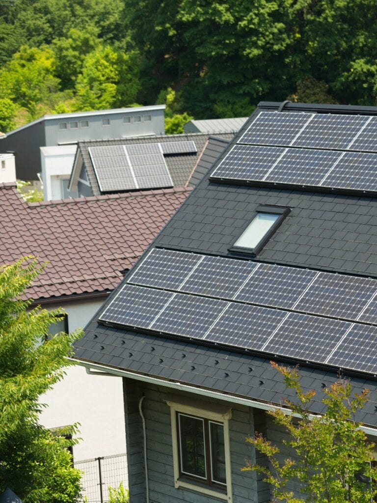 Photovoltaikanlagen auf zwei Dächern mit dunklen Ziegelsteinen in Bochum