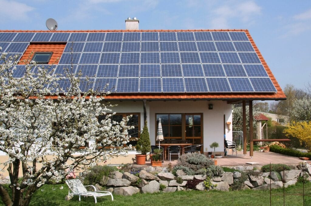 Haus mit neuen Solarmodulen